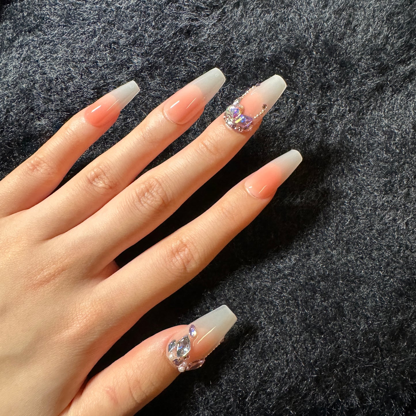 press-on nails / orange-pink gradient white with colorful stones