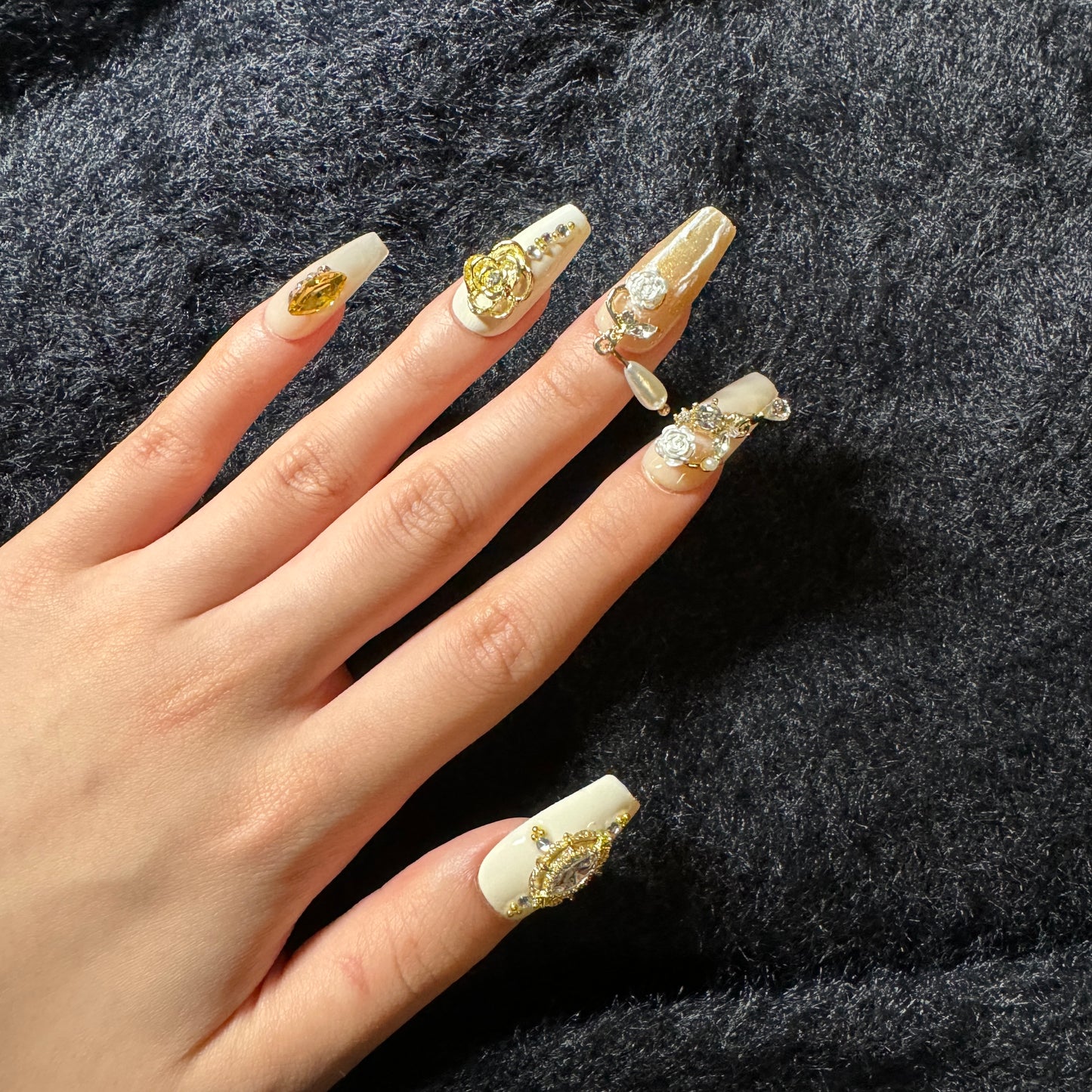 press-on nails / creamy white with golden rose