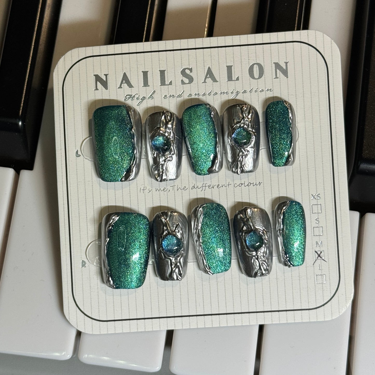 press-on nails / blue-green Buccellati cat-eye