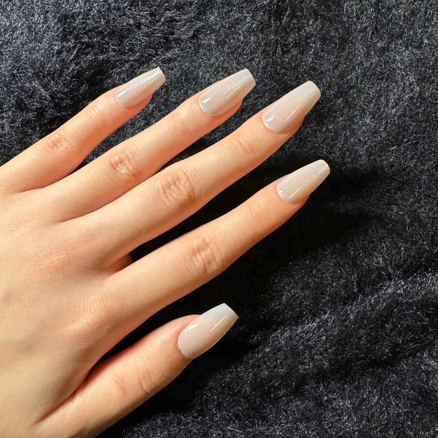 press-on nails / light pinkish grey cat-eye glowy