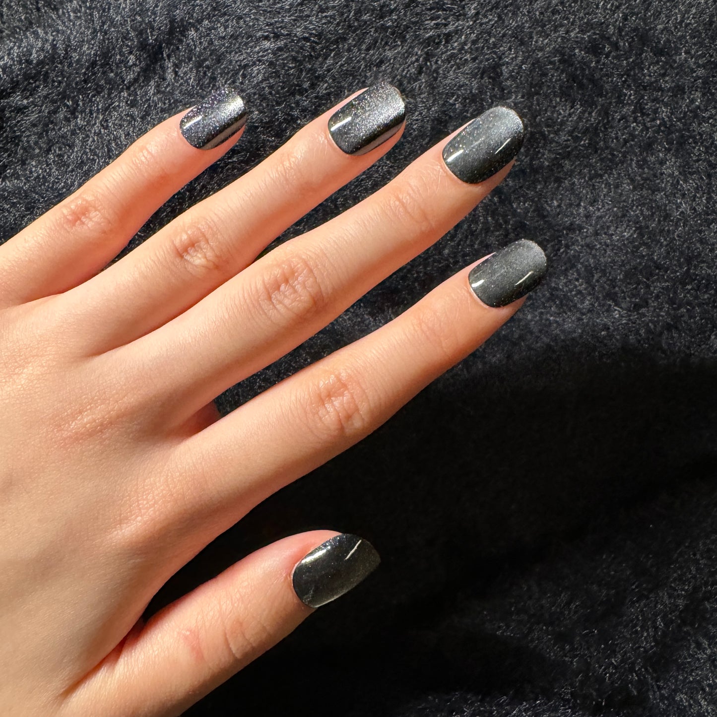 press-on nails / grey black cat-eye