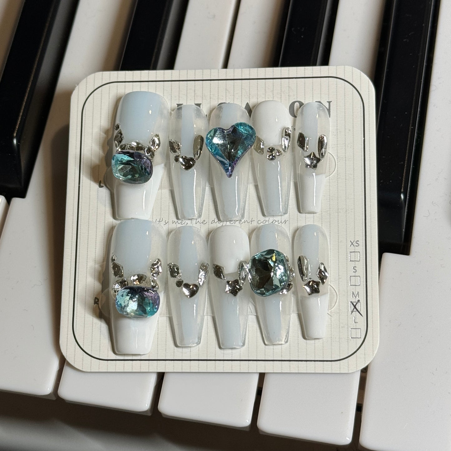 press-on nails / light blue w blue stones