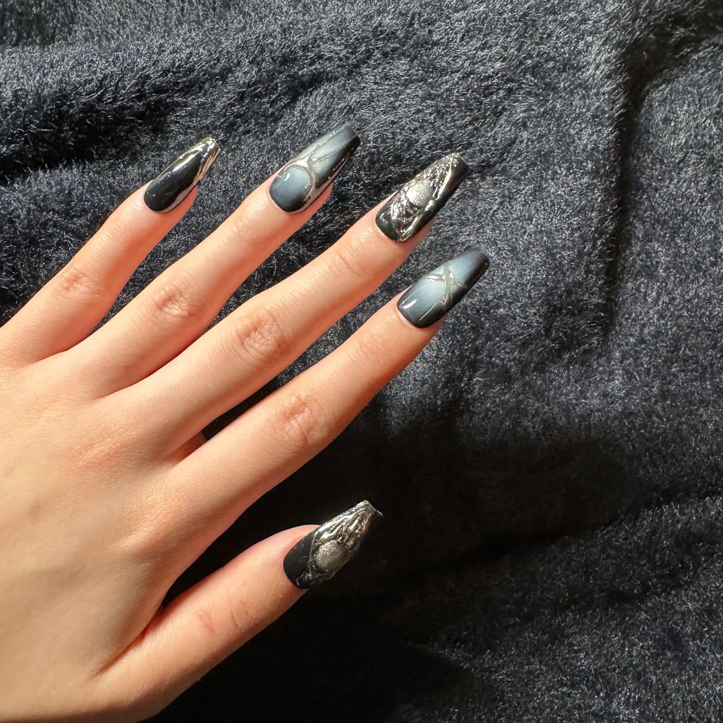 press-on nails / blue silver blush with silver patterns